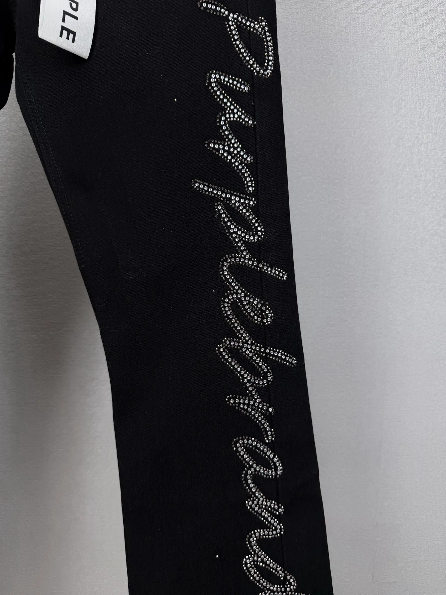 PURPLE BRAND 2026 New Arrival Couple Style Flared Loose Jeans with Diamond Letters on Both Sides High Version High Version Top Ceiling Quality Styles with different wash textures, very friendly to people with thin legs and thick legs. The loose version of the boot is very flattering to the leg shape. Moderate length that never goes out of style, easy to match with casual, basic styling for various styles, a must-have in the wardrobe! The fabric is stiff but also makes the upper body soft without losing texture. The washing process is even more perfect. It is a must-have item for everyone! ! ! Washed wheat, hang tag, pants label, three labels complete Color: Black Size: 28, 30, 32, 34, 36 (five sizes)
